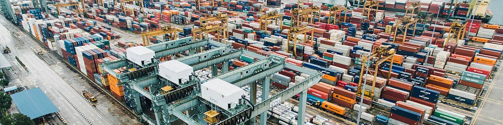 Staplade fraktcontainrar vid en hamnterminal