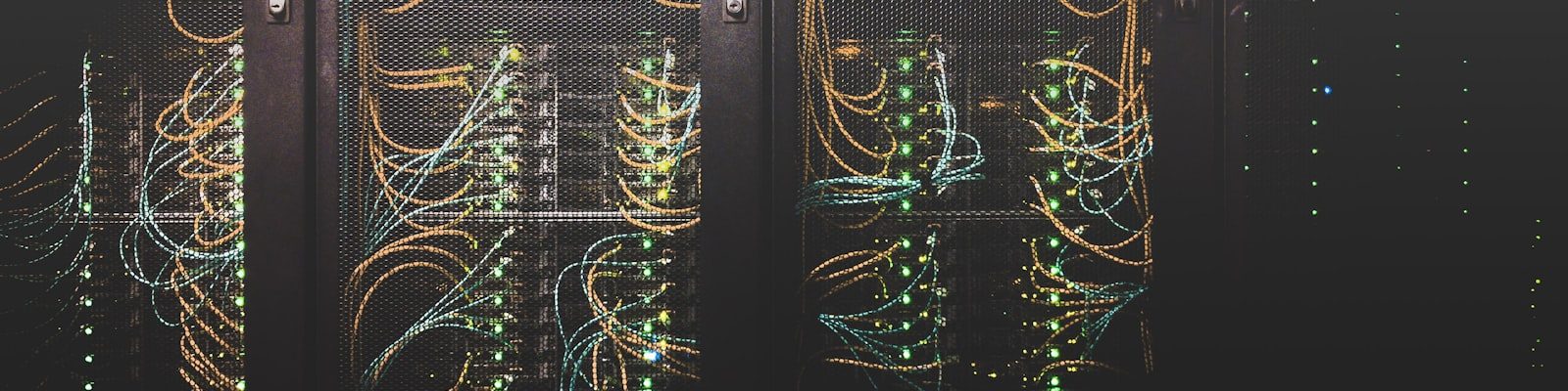 Serverrack med nätverkskablage i ett datacenter